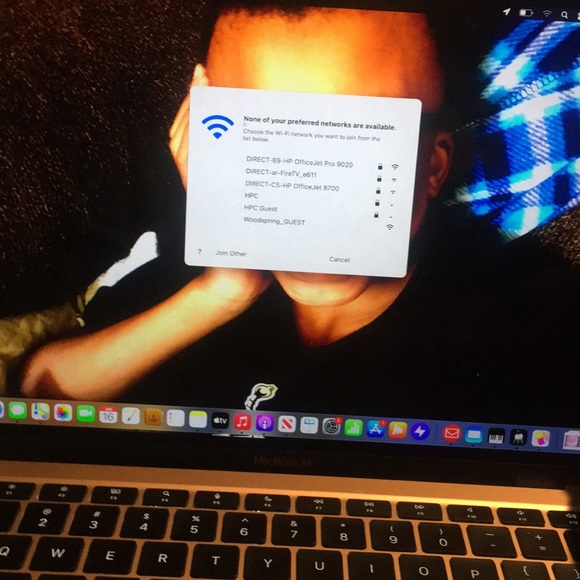 Mackbook air brand new never really uses rose gold I’m selling it for $900